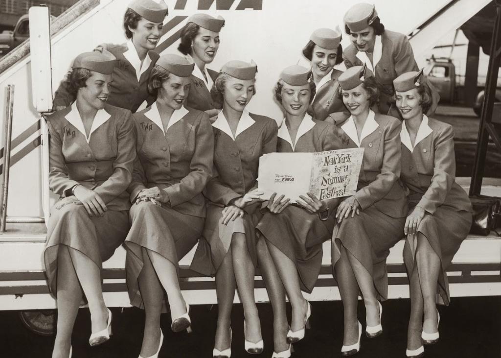 Смутились бы, если бы кто-то сказал им, что они красавицы. Токари, стюардессы и трактористки: 10 ретро-фото советских женщин