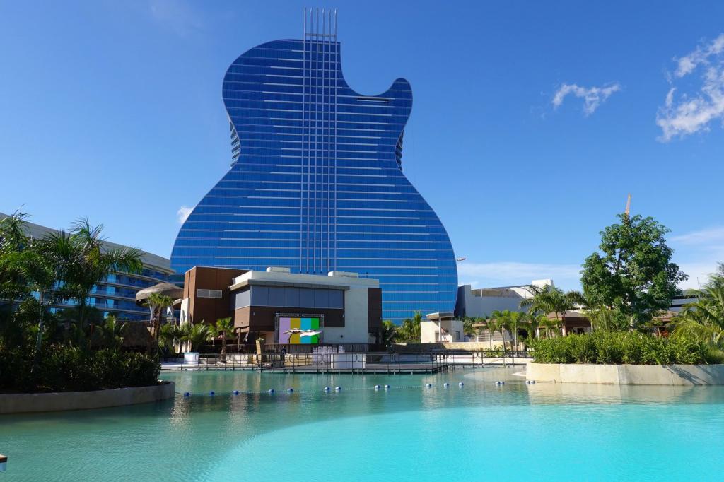 Во Флориде построили уникальный отель в виде электрогитары