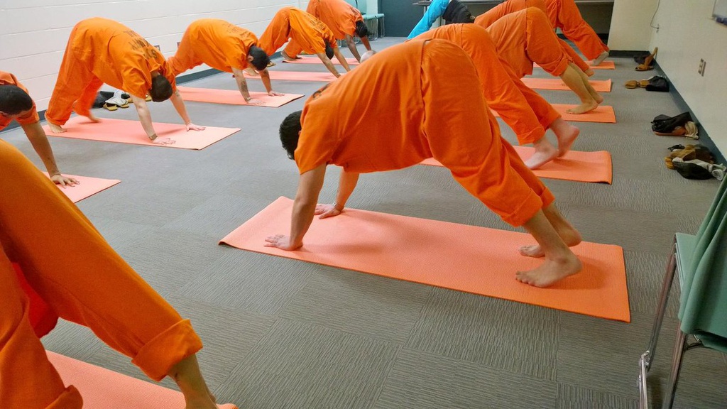 Чем еще заняться в тюрьме? Тайские заключенные не теряют времени зря, а практикуют йогу
