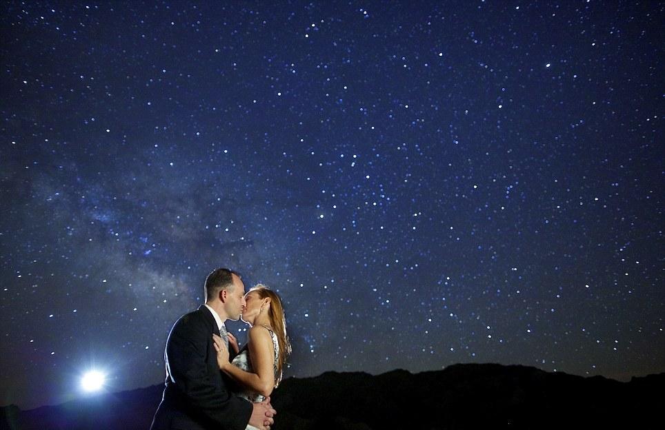 Красивый ночной секс молодой парочки под звездами на фоне неба