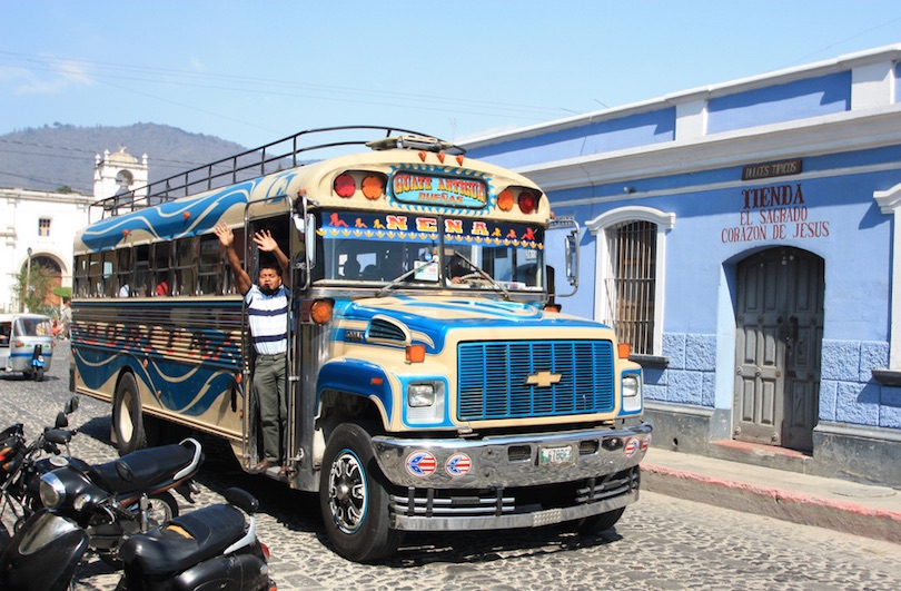 Красивые, красочные автобусы в Гватемале отвозят детей в школу и поднимают им настроение