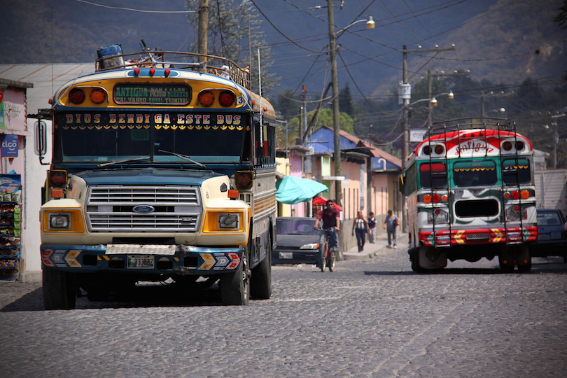 Красивые, красочные автобусы в Гватемале отвозят детей в школу и поднимают им настроение