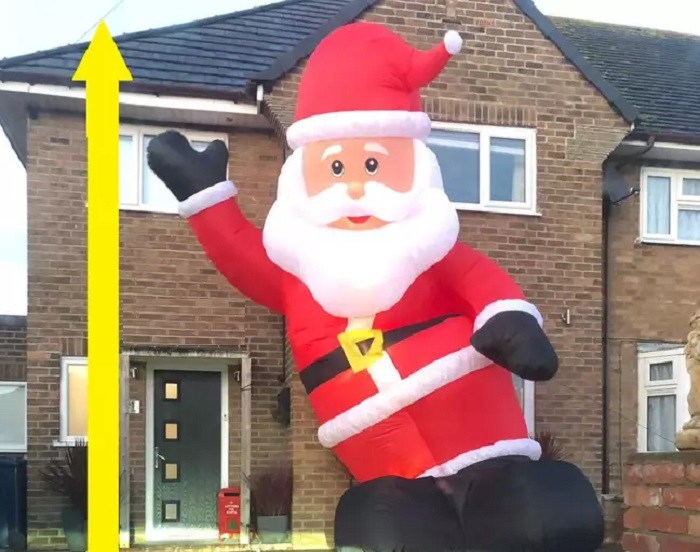 Мужчина заказал в интернете надувного Санта-Клауса, но ошибся с размерами: тот оказался настоящим громилой