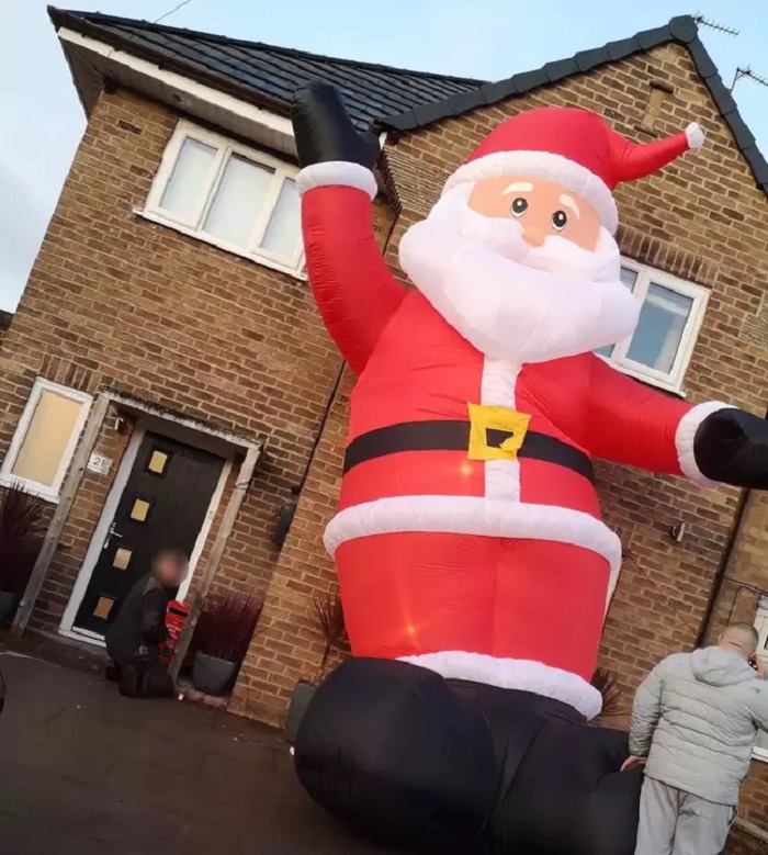 Мужчина заказал в интернете надувного Санта-Клауса, но ошибся с размерами: тот оказался настоящим громилой