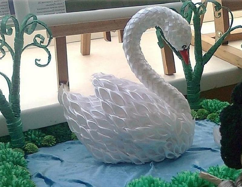 Красота от рукодельниц: лебеди из атласа, удивительно красивые и нежные