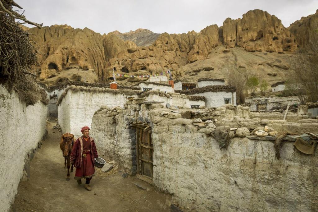 Муравейник для людей: как в скалах Непала появилось 10000 жилищ ?