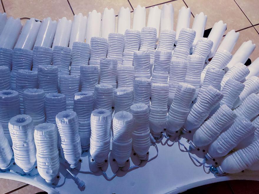 Искусство из мусора: энтузиасты собрали пустые пластиковые бутылки после футбольного матча и сделали из них световую скульптуру "Крылья ангела" (фото)