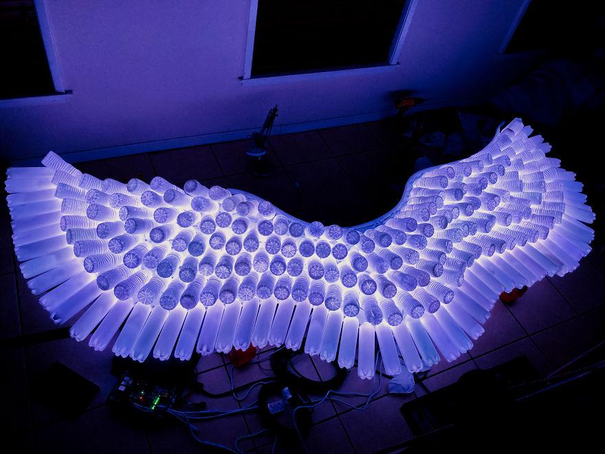 Искусство из мусора: энтузиасты собрали пустые пластиковые бутылки после футбольного матча и сделали из них световую скульптуру "Крылья ангела" (фото)