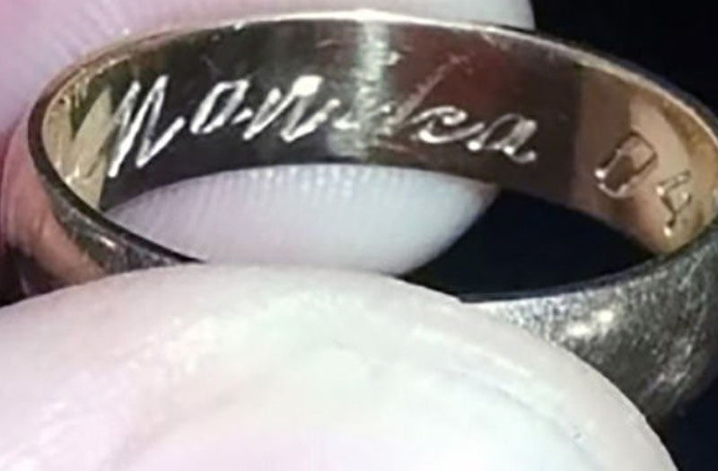 Пара во время снорклинга нашла на дне морском золотое кольцо, которое вернулось к своим хозяевам к Рождеству