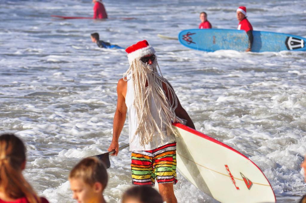 Около 600 "Санта-серфингистов" наводнили побережье Флориды на ежегодном мероприятии Surfing Santa