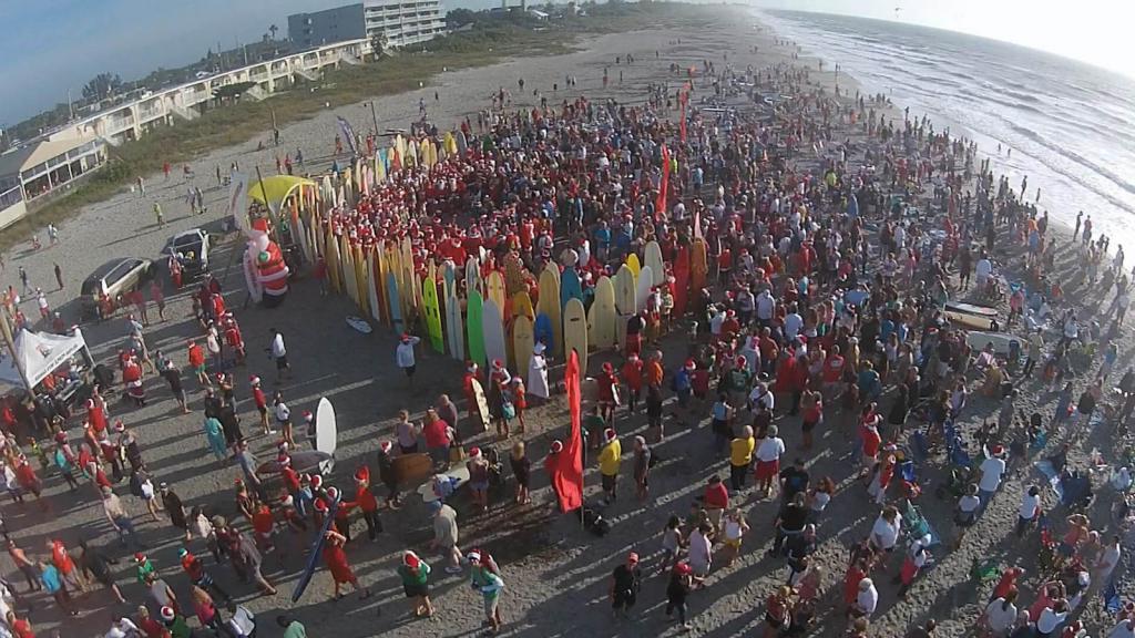 Около 600 "Санта-серфингистов" наводнили побережье Флориды на ежегодном мероприятии Surfing Santa