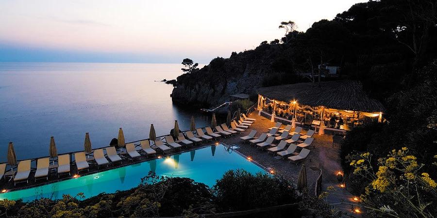 Встретим закат в Италии: отель Mezzatorre - лучшие вина, романтические номера и захватывающие виды на море