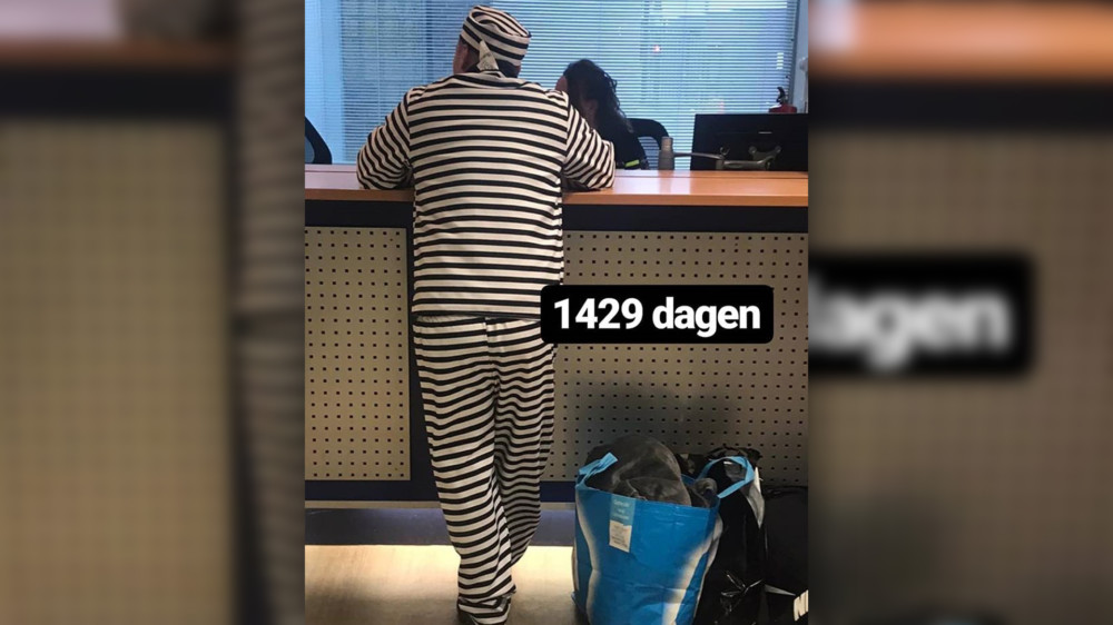 Голландец, одетый в костюм заключенного, пришел сдаваться в тюрьму. Выйдет он через 1429 дней