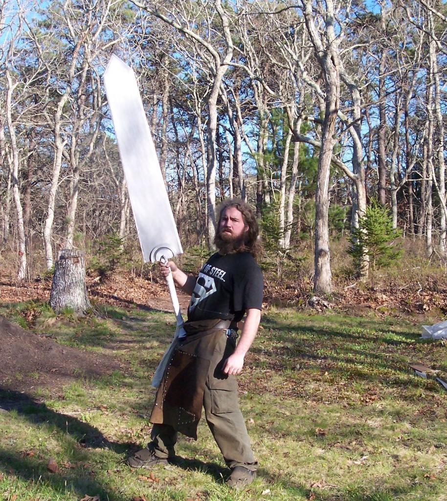 Неординарное искусство: кузнец Майкл Чулчу кует громадные мечи длиной до двух метров
