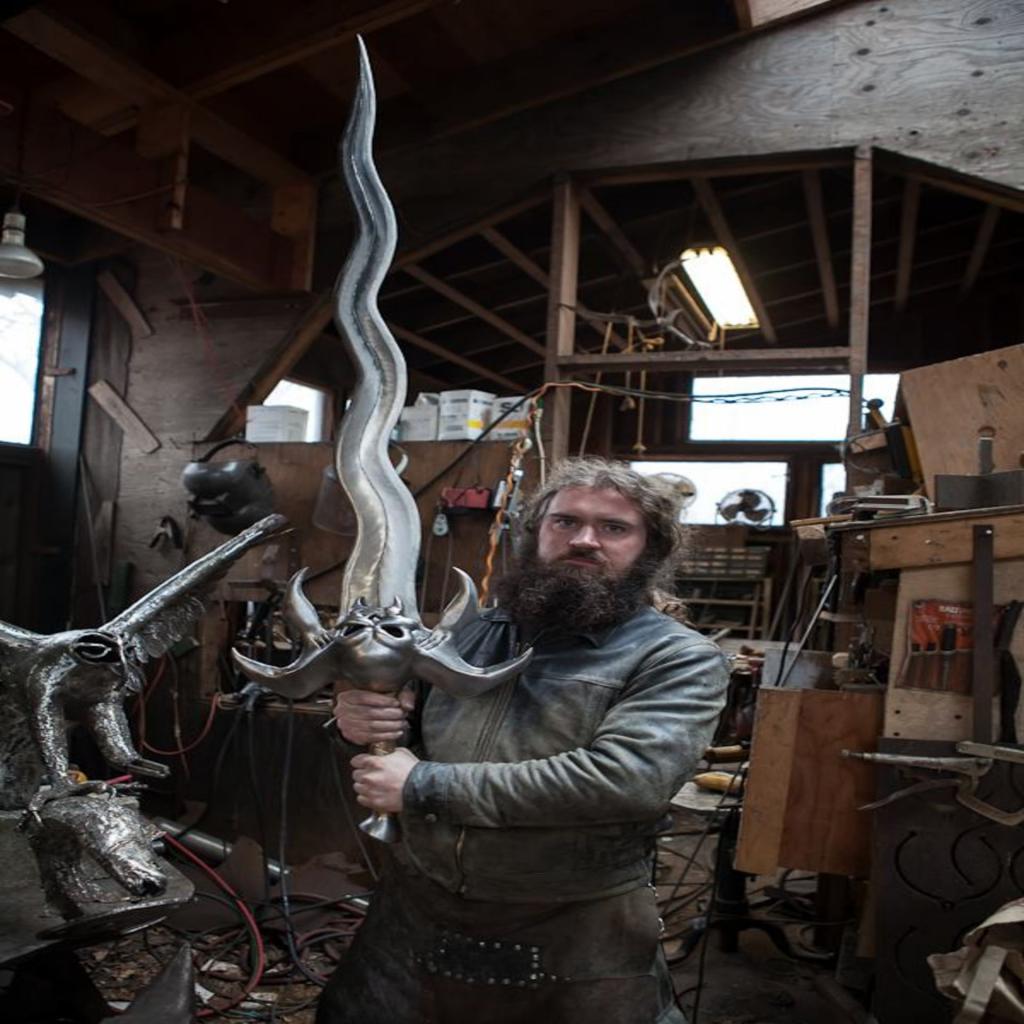 Неординарное искусство: кузнец Майкл Чулчу кует громадные мечи длиной до двух метров