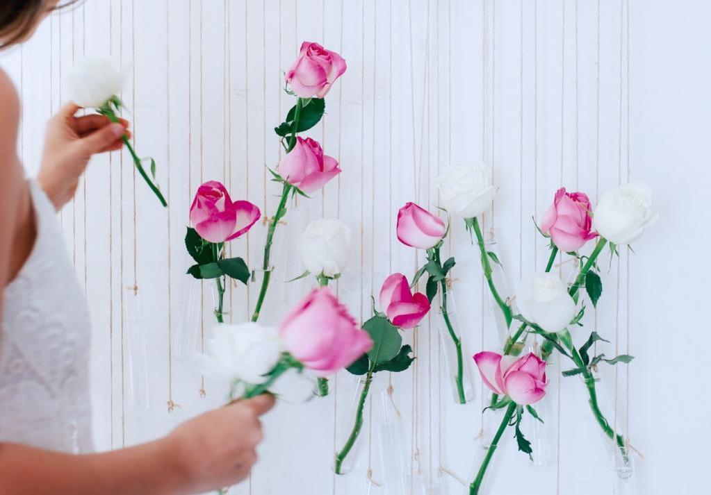 Интересная свадебная идея: декорируем стены с помощью бечевки, роз и эвкалипта