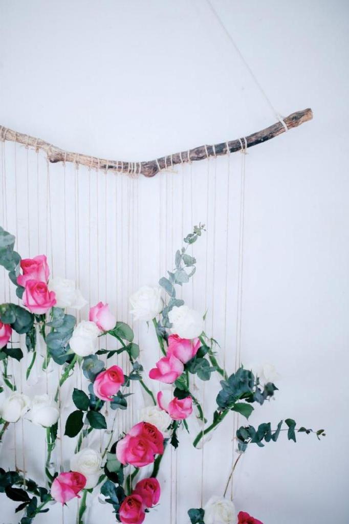 Интересная свадебная идея: декорируем стены с помощью бечевки, роз и эвкалипта