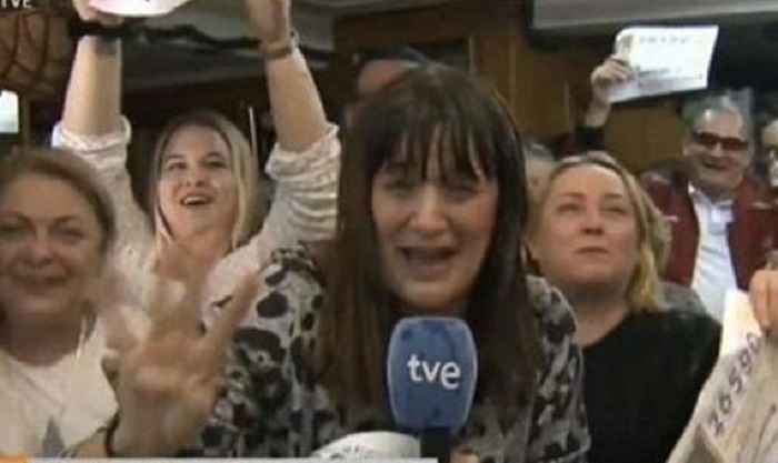 Тележурналистка бросила работу в прямом эфире, думая, что выиграла джекпот в лотерею: на самом деле выигрыш составил всего 5000 евро