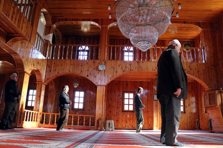 Небольшая турецкая мечеть простояла уже 200 лет без единого гвоздя. Но туристов больше интересует, зачем строители наклонили пол на 10 градусов