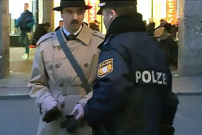 «Внимание, внимание, говорит Германия!»: полиция Мюнхена задержала «Адольфа Гитлера» - мужчину, одетого как лидер Третьего Рейха