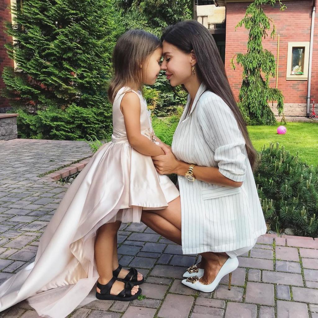 Уехавшая в Штаты Оксана Самойлова решила не отдавать дочь в американскую школу