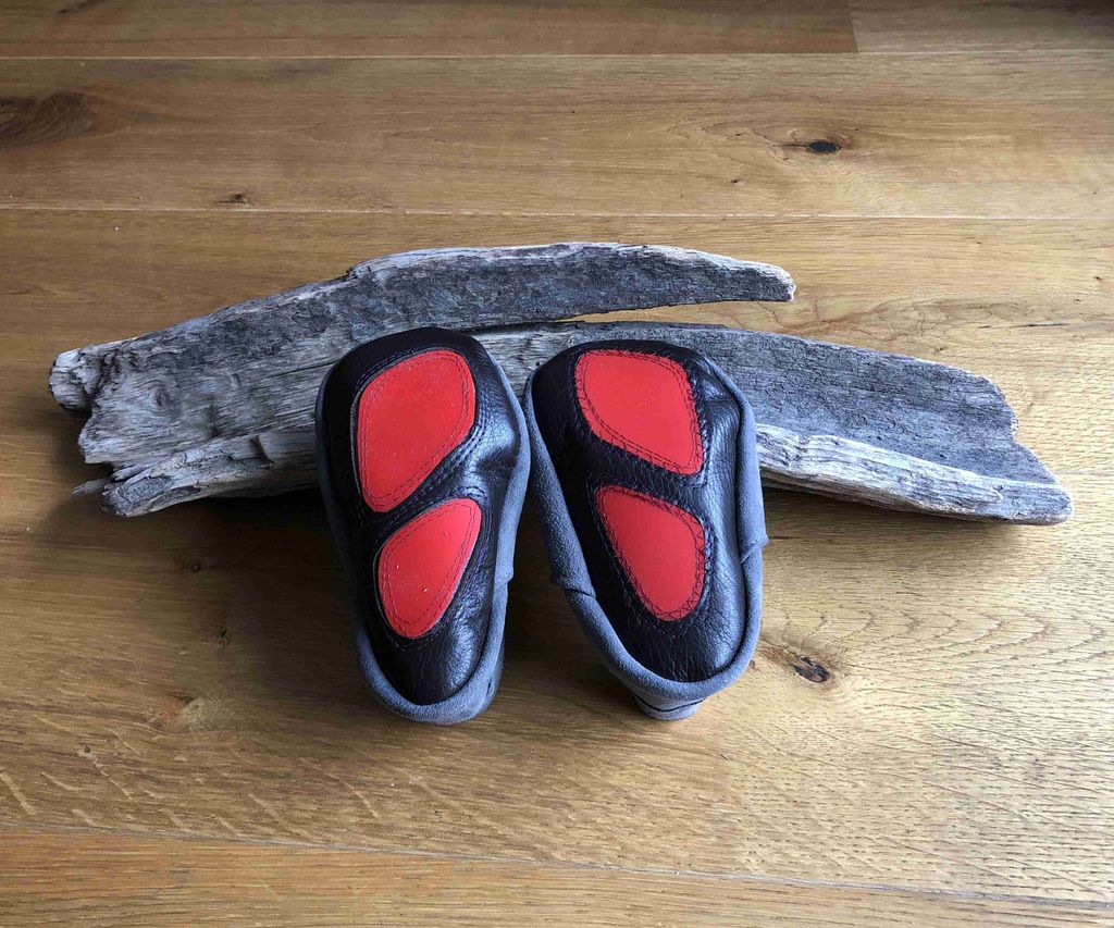 Вещь для малыша из натуральной кожи: делаем детскую обувь с противоскользящей подошвой