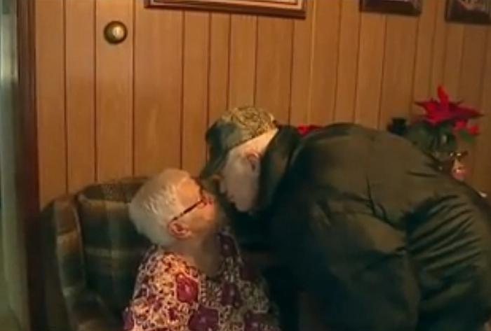 Ничто так не греет кровь, как любовь: пенсионер в течение 64 лет на годовщину свадьбы приносит жене целую охапку роз