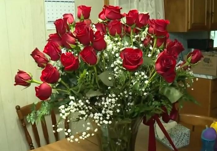 Ничто так не греет кровь, как любовь: пенсионер в течение 64 лет на годовщину свадьбы приносит жене целую охапку роз