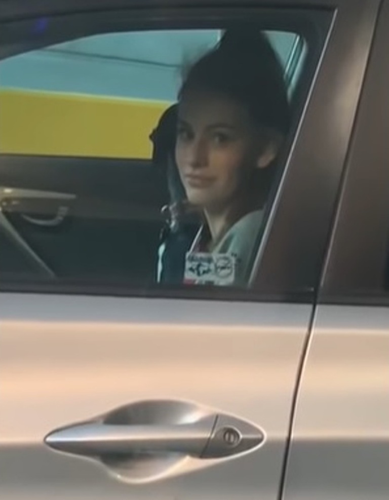 Девушка зажигательно танцевала в машине и вдруг увидела, что ее снимают на камеру: видео