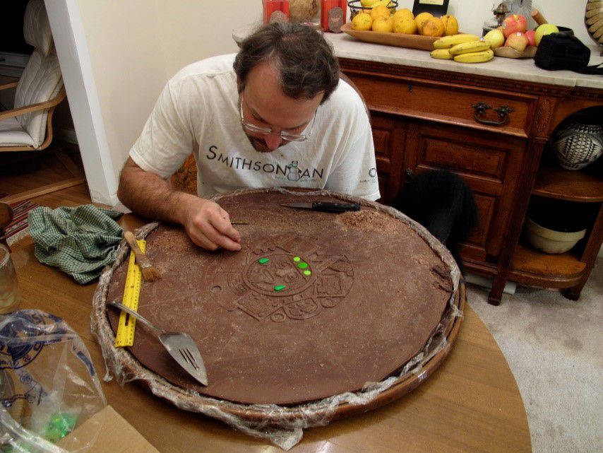 Никогда еще наука не была такой сладкой: археолог готовит торты, воссоздавая точные копии антропологических предметов