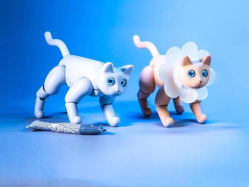 Мурлыкающая кошка-робот реагирует на прикосновения и даже может играть с игрушками