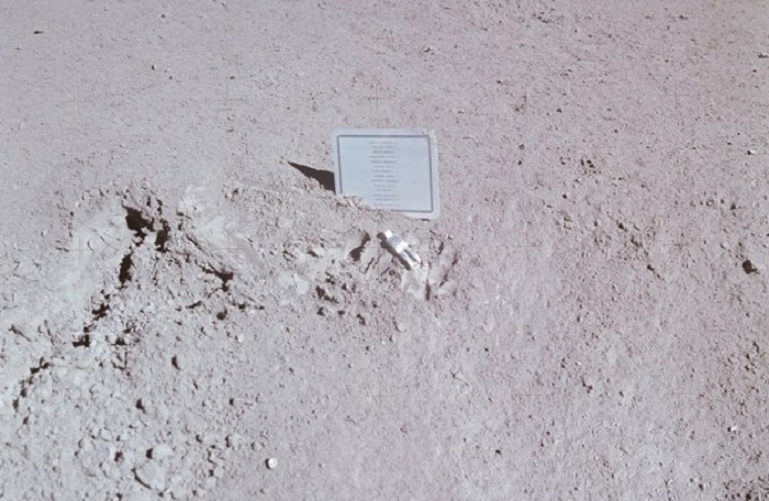 На Луне есть небольшая скульптура, посвященная астронавтам: 10 удивительных фактов с фото о космосе