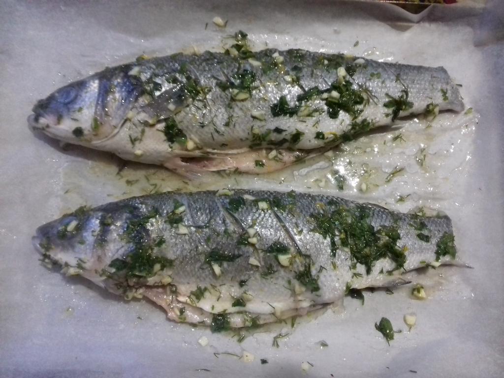 Выбрала из кучи рецептов и не пожалела: рыба с зеленью и чесноком