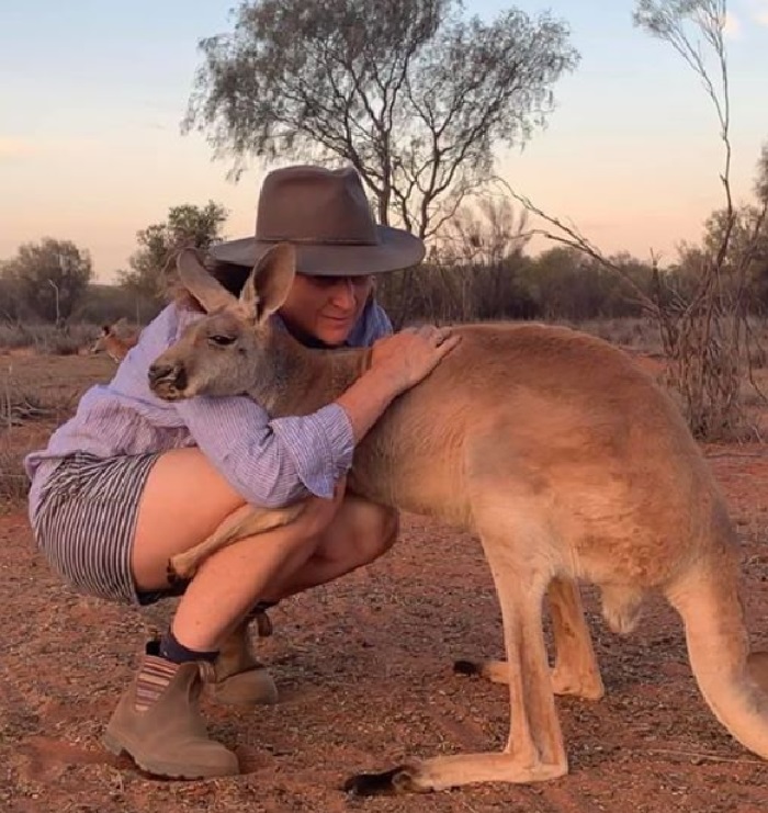 Каждое утро кенгуру начинается с объятий добровольцев