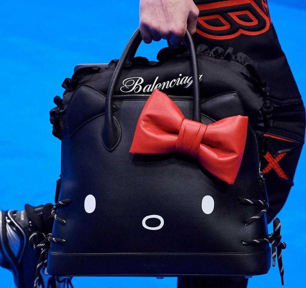 Парижский бренд Balenciaga представляет сумку Hello Kitty за 160 000 рублей