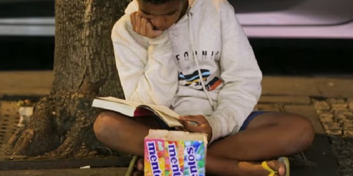 13-летний мальчик из Бразилии, продавая конфеты на улице, читает книги. Покупатели им восхищаются