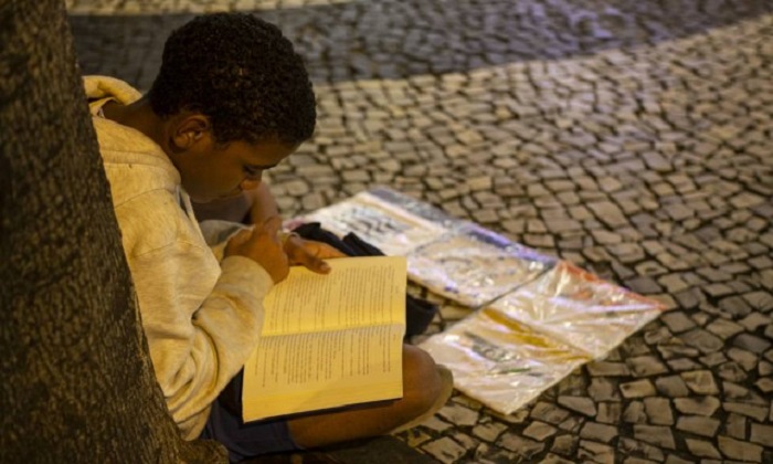 13-летний мальчик из Бразилии, продавая конфеты на улице, читает книги. Покупатели им восхищаются