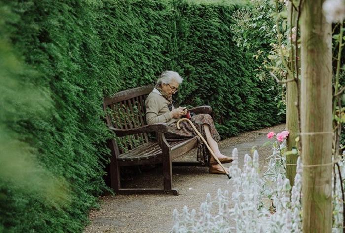 92-летняя женщина была вынуждена переехать в дом престарелых: она не огорчилась, и поведала 5 простых правил счастья