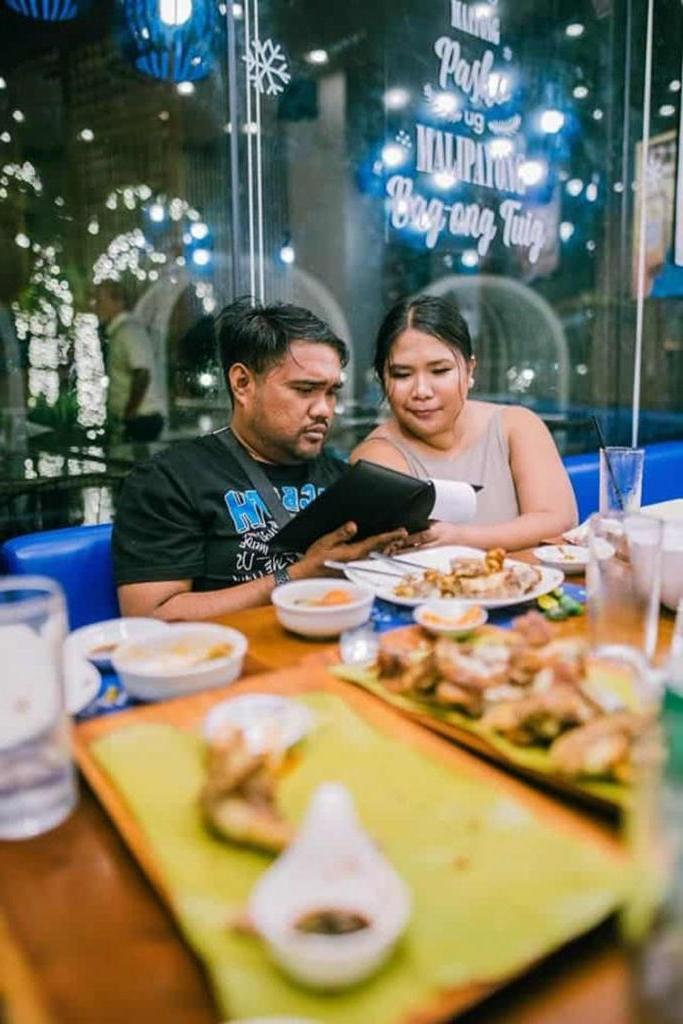 Пара из Филиппин сделала предсвадебную фотосессию, которая иллюстрирует жизнь после свадьбы