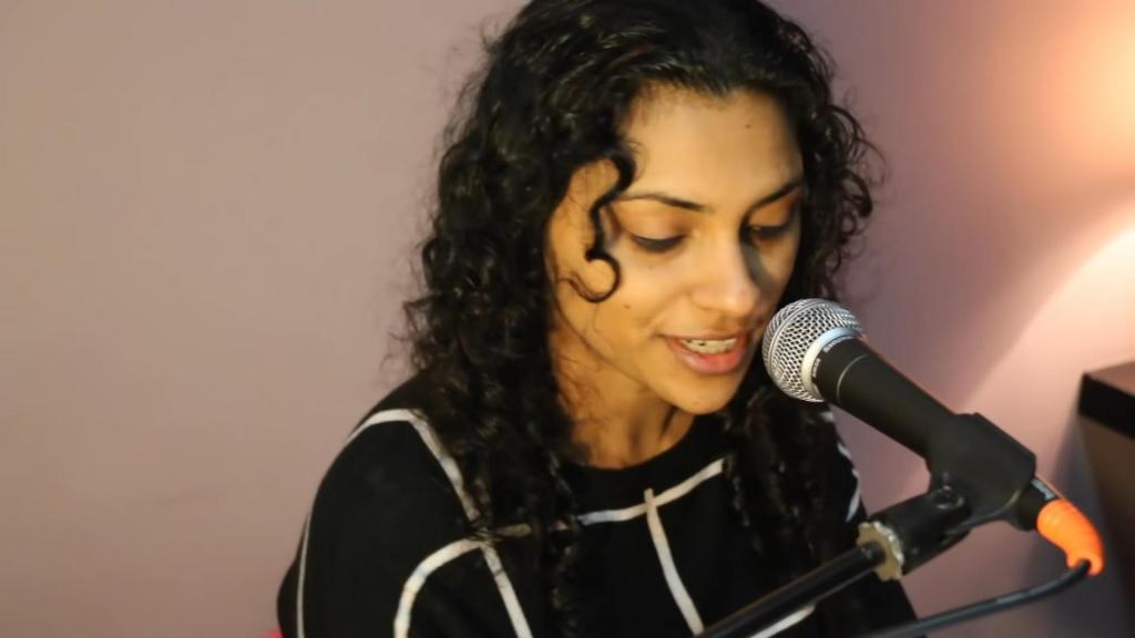 Индийская девушка спела 1000 песен за 1000 дней, причем все произведения были написаны нею