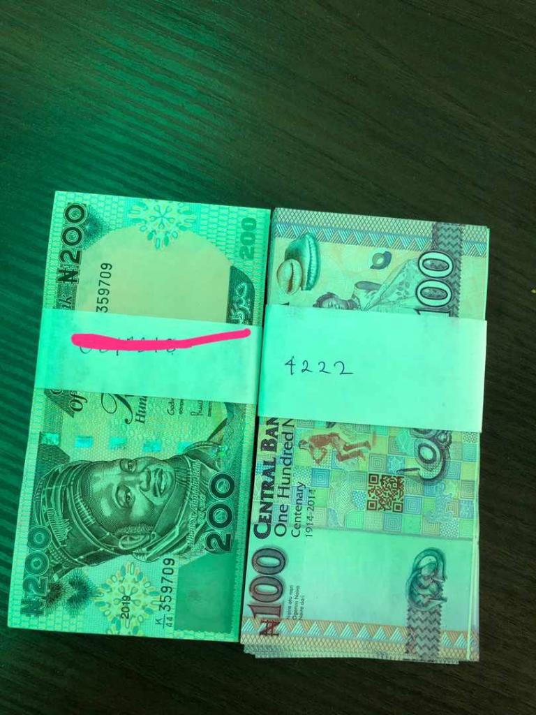 Девушку попросили оставить номер телефона, но она отказала: парень написал свой на двух упаковках банкнот