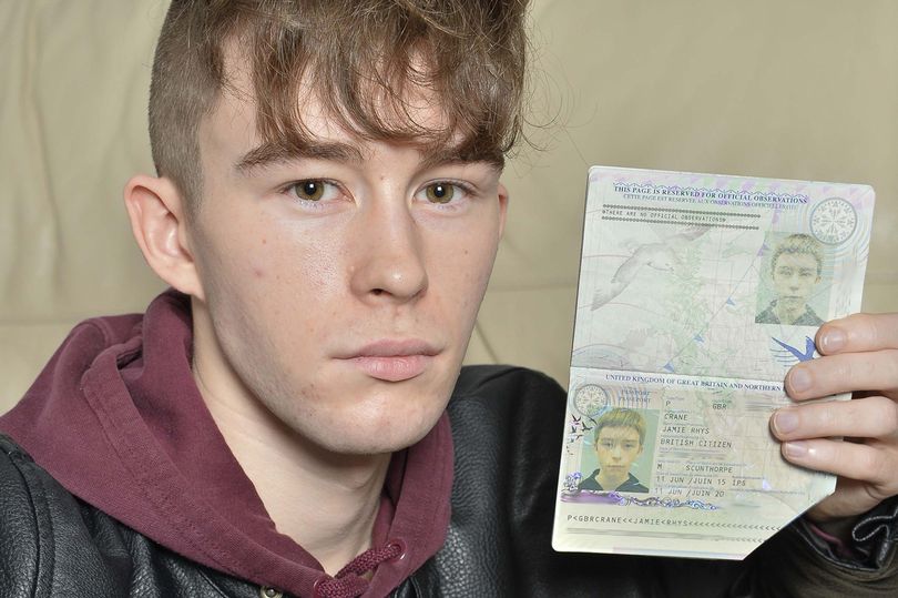 Паспорт подростка был ошибочно аннулирован, но парень это понял, когда пересек 12 границ