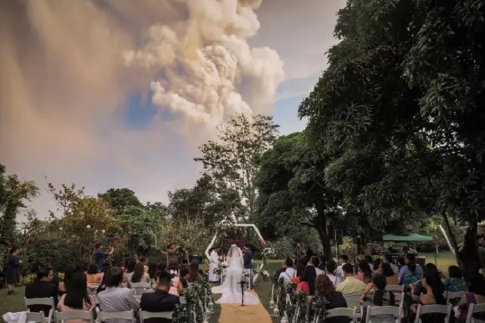 Пускай стихия подождет: свадьбе не помешал даже проснувшийся неподалеку вулкан