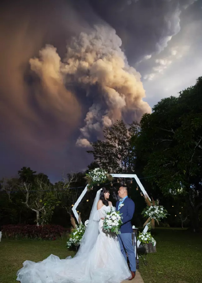 Пускай стихия подождет: свадьбе не помешал даже проснувшийся неподалеку вулкан