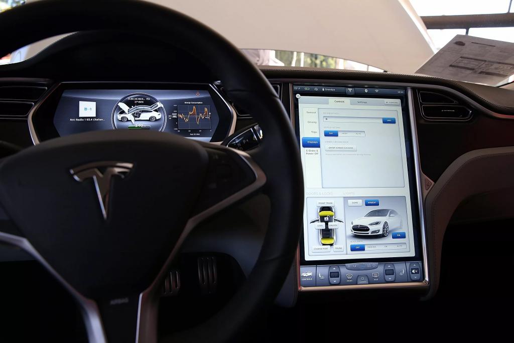 Tesla Model 3 считается самым безопасным автомобилем. Предложен приз 500 000 $ тому, кто сможет взломать автомобиль