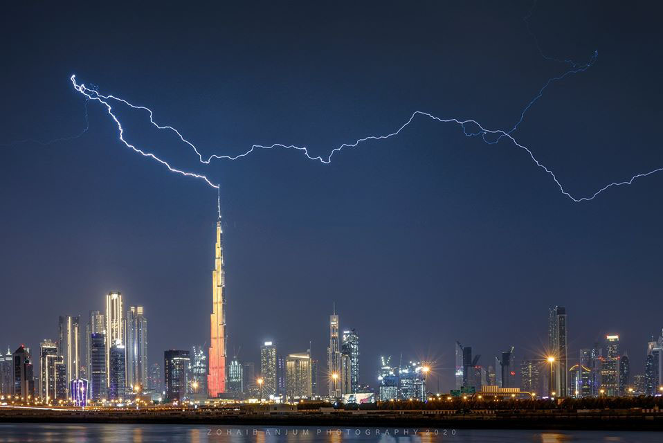 Удача фотографа: молния поражает шпиль Бурдж-Халифа - самого высокого здания в мире
