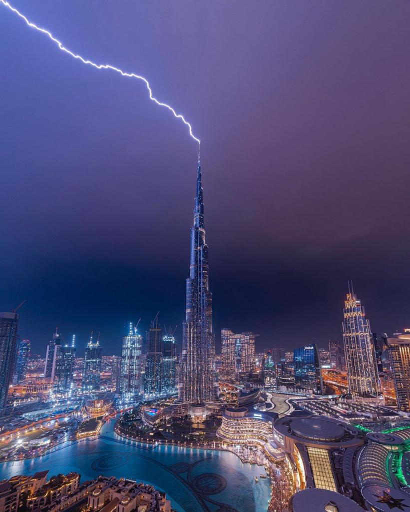 Удача фотографа: молния поражает шпиль Бурдж-Халифа - самого высокого здания в мире