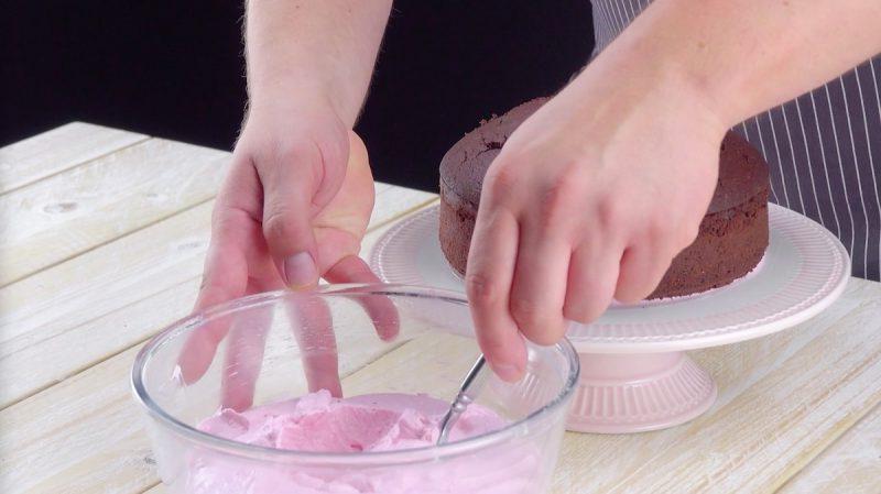 Идея для праздничного угощения: печем торт в виде розового лебедя