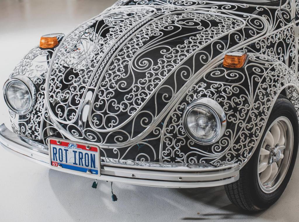 Художник Рафаэль Эспарза-Прието заменил кузов «Фольксвагена- жука» кованным металлическим кружевом. Получилось потрясающе (фото)