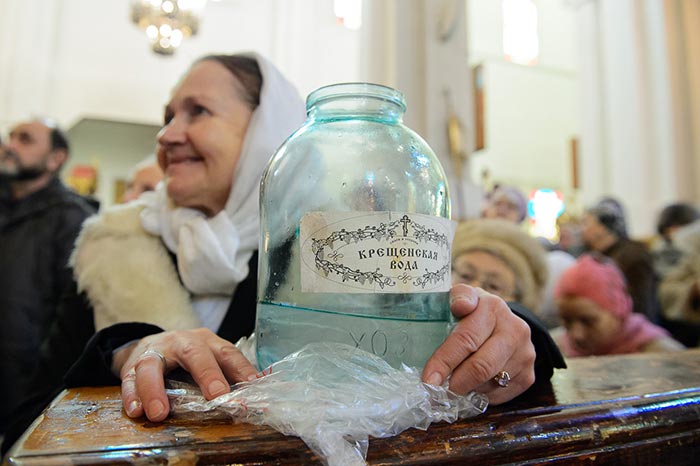 Как нужно набирать воду на Крещение и когда пить, чтобы избавиться болезней и привлечь благосостояние